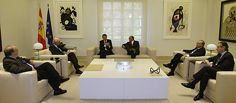 Zapatero, durante su reunión con los grandes dirigentes de la banca en noviembre. (Foto: Reuters)