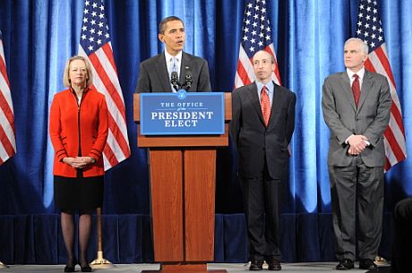 Barack Obama, en el centro, junto a Mary Schapiro (izq.), la nueva presidenta de la SEC. (Foto: AFP)