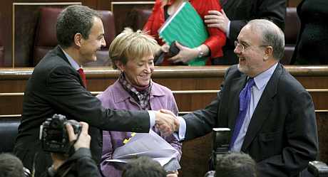 Zapatero, De la Vega y Solbes, en el Congreso. (Foto: EFE)