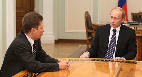 El primer ministro ruso, Vladimir Putin (d), y el presidente de Gazprom, Alexei Miller. (AFP)