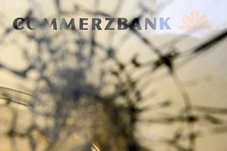 Ventana rota de una oficina del Commerzbank, nacionalizado parcialmente por Alemania. (Foto: AFP)