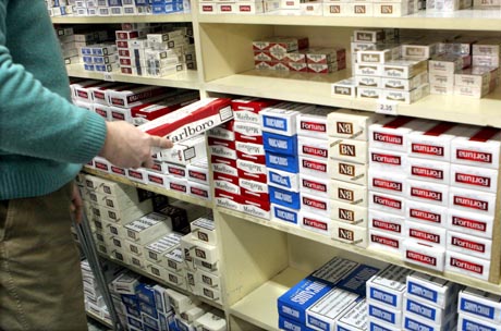 Philip Morris sube 10 céntimos el precio de Marlboro, L&M y Chesterfield, Economía nacional e internacional