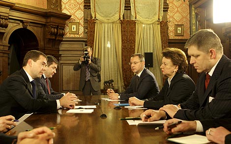 El presidente ruso Dmitry Medvedev reunido con sus homlogos de Eslovaquia, Moldavia y Bulgaria en los contactos para resolver la crisis del gas. (Foto: Efe)