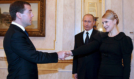 El presidente ruso, Medvedev, saluda a primera ministra Timoshenko en presencia de Putin. (EFE)