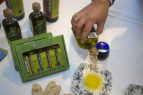 Botellas de muestra de aceite de oliva virgen extra. (Foto: Carlos Garca Pozo)
