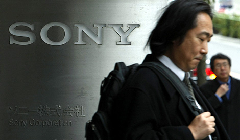 Un hombre sale de la sede central de Sony en Tokio. | REUTERS