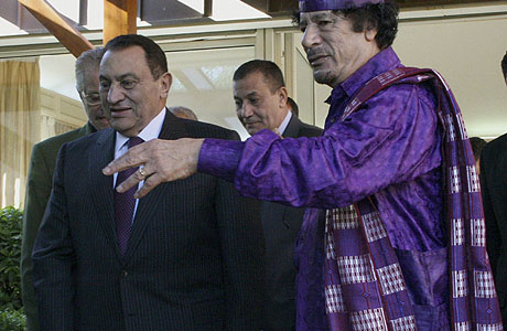 El lder libio, Muammar Gadafi (dcha.), junto al presidente egipcio, Hosni Mubarak. (Foto: Reuters)