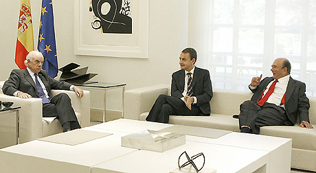 El presidente del Gobierno con Emilio Botn, presidente del Santander, y Francisco Gonzlez, presidente del BBVA, en una reunin con la banca. | Efe