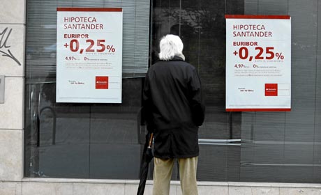 Publicidad en una sucursal del Banco de Santander de las condiciones de la hipoteca. | Foto: Carlos Barajas.