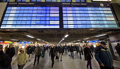 Varios pasajeros en la estacin de tren de Dusseldorf.| AP