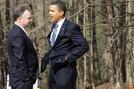 Barack Obama habla con el gobernador de Virginia, Tim Kaine, en Springfield. |AP