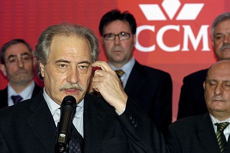 El presidente de la CCM, Juan Pedro Hernández Moltó, pronuncia la declaración institucional. | Efe
