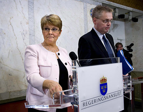 La ministra de Industria, Maud Olofsson, junto al vicesecretario de Estado, Joran Haegglung, el pasado mircoles, en la rueda de prensa sobre la situacin de Saab, en Estocolmo. (FOTO: Anders Wiklund, EFE)
