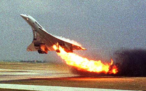 Imagen del Concorde accidentado tras despegar del aeropuerto de París-Roissy, en 2000. | AP