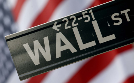 Cartel de una calle de Nueva York que seala Wall Street. | Reuters