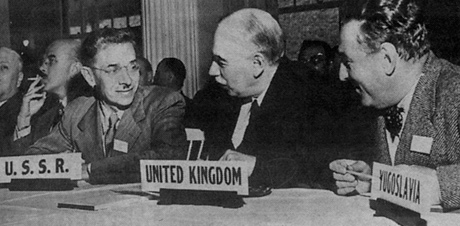 En el centro, John Maynard Keynes en la conferencia de Bretton Woods. | EL MUNDO