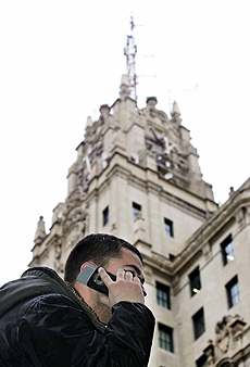 Un joven habla por telfono mvil. | Foto: EL MUNDO