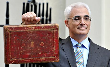 Alistair Darling presenta la cartera donde se encuentran los Presupuestos. | AFP