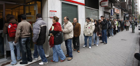 Desempleados haciendo cola en la Oficina del INEM de la Ronda de Toledo en Madrid. | Sergio Gonzlez