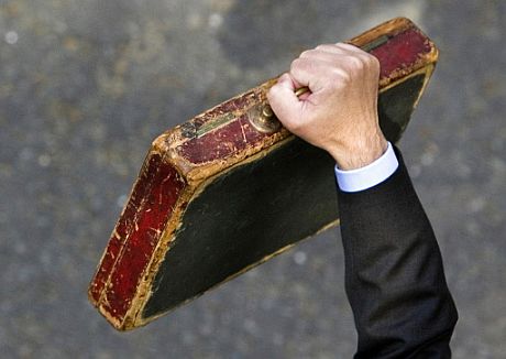 La cartera de l ministro britnico de Finanzas, Alistair Darling, con los Presupuestos dentro. | AFP