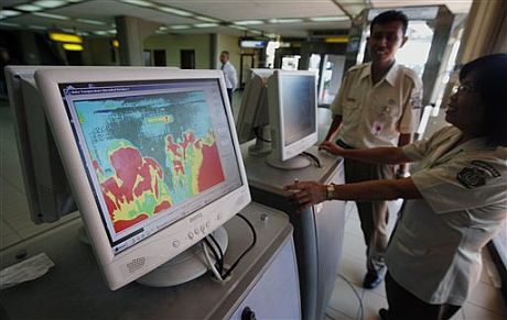 Controles de temperatura en el aeropuerto de Bali. | AP