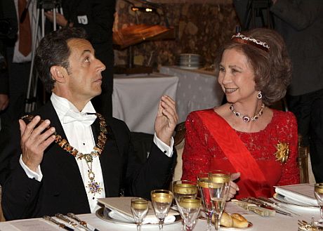 El presidente francs, Nicolas Sarkozy, charla con la Reina Doa Sofa durante su actual visita a Espaa. | Afp