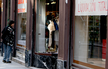 Imagen que muestra una tienda que cesa su negocio en Madrid. | Jos Aym