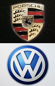 Los logos de ambas firmas. | AFP