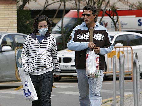 Pacientes del hospital la Fe de Valencia salen del centro protegidos con mascarillas. | Jos Cuellar
