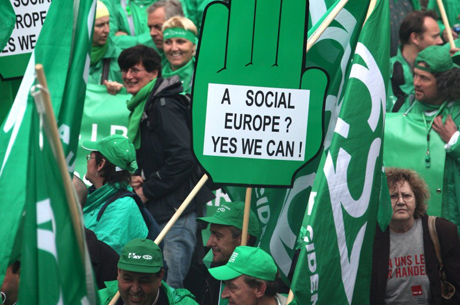 Miles de personas se manifiestan hoy por 'una Europa Social'. | Efe