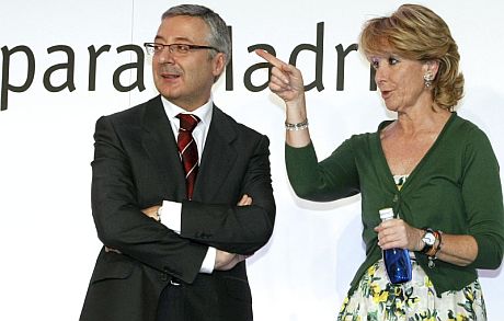 El ministro de Fomento, José Blanco, y la presidenta de la Comunidad de Madrid, Esperanza Aguirre, presentan el plan de Cercanías. | Efe