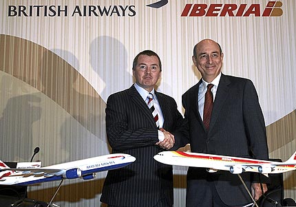 El consejero delegado de British Airways, Willie Walls, y el presidente de Iberia, Fernando Conte, tras alcanzar un primer acuerdo para la fusión de las dos compañías, en Madrid, en julio del año pasado. | Jaime Villanueva