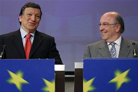 El presidente de la Comisin Europea, Jose Manuel Durao Barroso (izq.), junto al comisario de Asuntos Econmicos, Joaqun Almunia. | Reuters