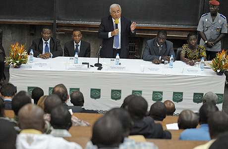 El gerente del FMI, Dominique Strauss-Kahn, con universitarios de Costa de Marfil. | Afp