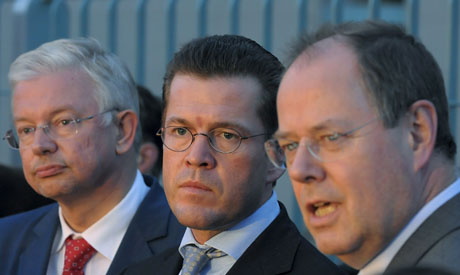 De izquierda a derecha el jefe de gobierno del estado de Hesse, Roland Koch, el ministro de Economa alemn, Karl-Theodor zu Guttenberg, y el ministro de Finanzas, Peer Steinbrueck. | Efe