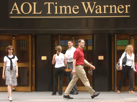 Puerta de la sede de AOL Time Warner en Nueva York.| AP