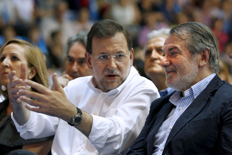 Mariano Rajoy (izq) y el cabeza de lista del PP al Parlamento Europeo, Mayor Oreja. | Efe