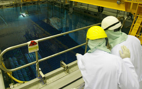 Tcnicos de la central nuclear inspeccionan una instalacin. | EL MUNDO