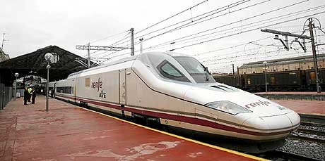 Un tren de alta velocidad, AVE Valladolid. | EL MUNDO