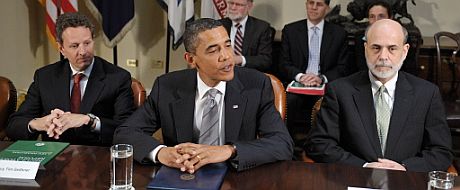 Obama (c), el secretario del Tesoro (i) y el presidente de la Fed. | AFP