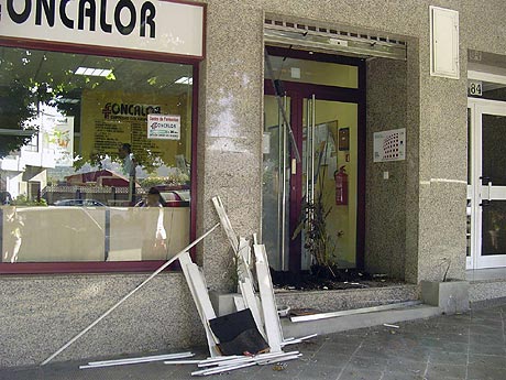 Imagen de la fachada de la sede de Foncalor, en Vigo, tras la explosin de un artefacto. | Salvador Sas (Efe)