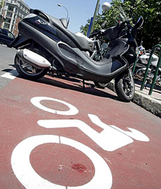 Una moto aparcada en Madrid. | EL MUNDO