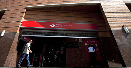 Una de las filiales del Santander en Caracas. | Reuters