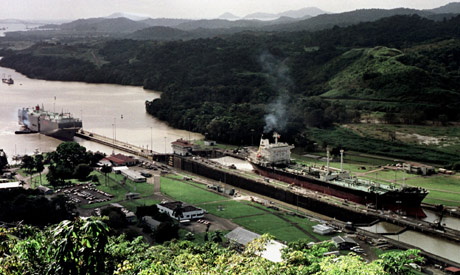 Dos barcos cruzan el Canal de Panamá por las esclusas de Pedro Miguel. | Reuter