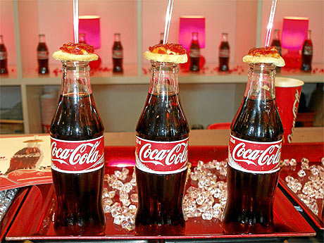 Varias botellas de Coca-Cola. | El Mundo