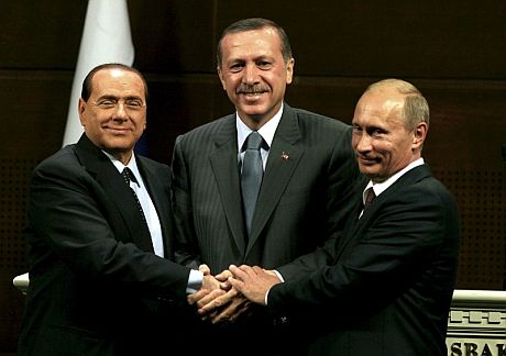 El primer ministro italiano Silvio Berlusconi, (i), y sus homlogos de Rusia, Vladimir Putin, (d), y Turquia, Recep Tayyip Erdogan. | Efe