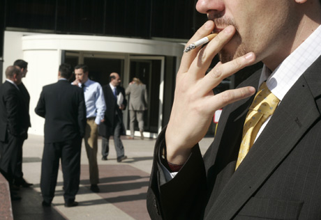 La venta de cigarrillos ha perdido terreno frente al tabaco de liar. | Diego Sinova