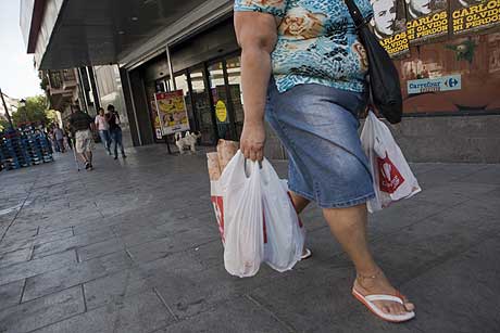 Una consumidora, portando bolsas de plstico. | Antonio M. Xoubanova