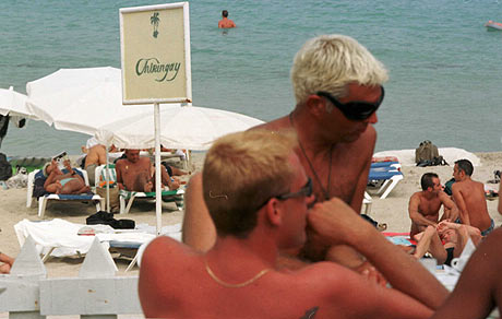 Turistas gays en una playa de Ibiza. | Fernando Quintela