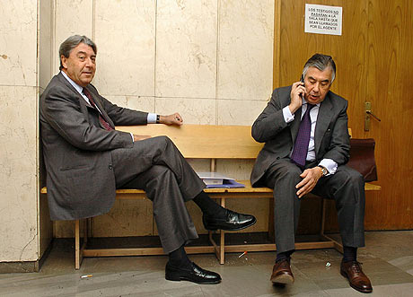 Alberto Cortina y Alberto Alcocer esperan en el Juzgado de Intruccin nmero 11 de Madrid, para declarar por el 'caso Urbanor', en mayo de 2005. | Emilio Naranjo (Efe)